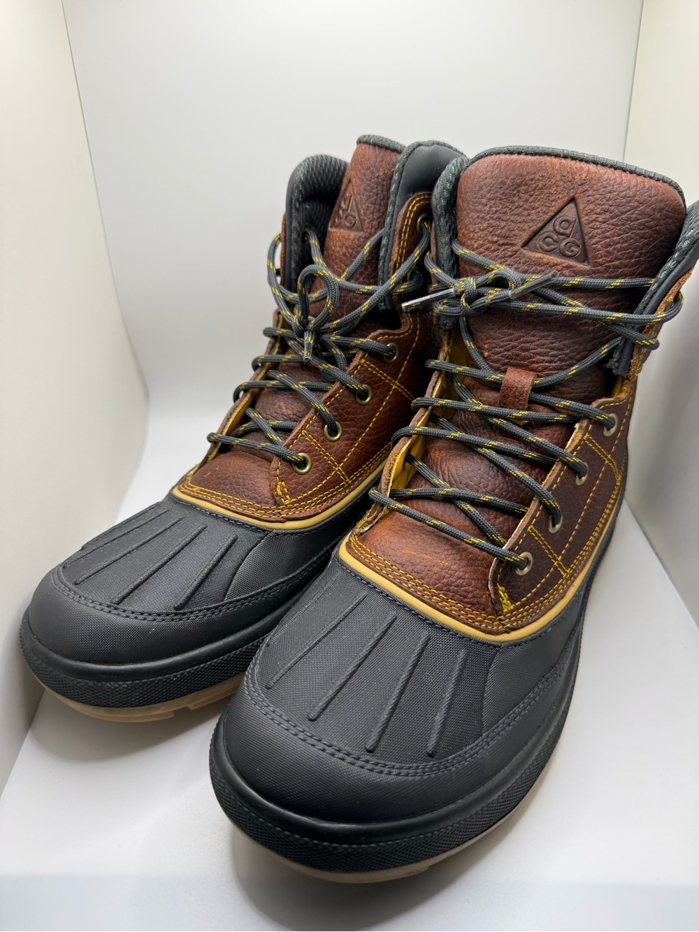 Nike woodside 2 high ACG boots  | Men’s 8 OR Women’s 10 Wide